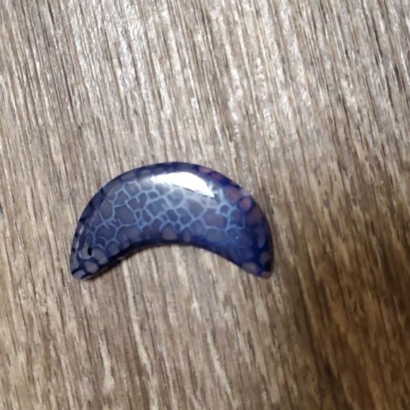New Carved Dragon Veins Agate Crescent Moon Pendant. - Picture 7 of 12